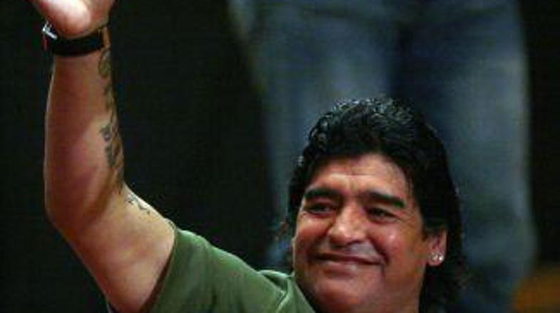 Maradona je zaporniškim paznikom pomahal v slovo.