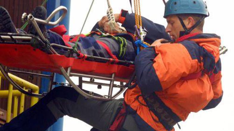 Ob svitu se je v reševanje vključil tudi helikopter slovenske vojske in poškodov