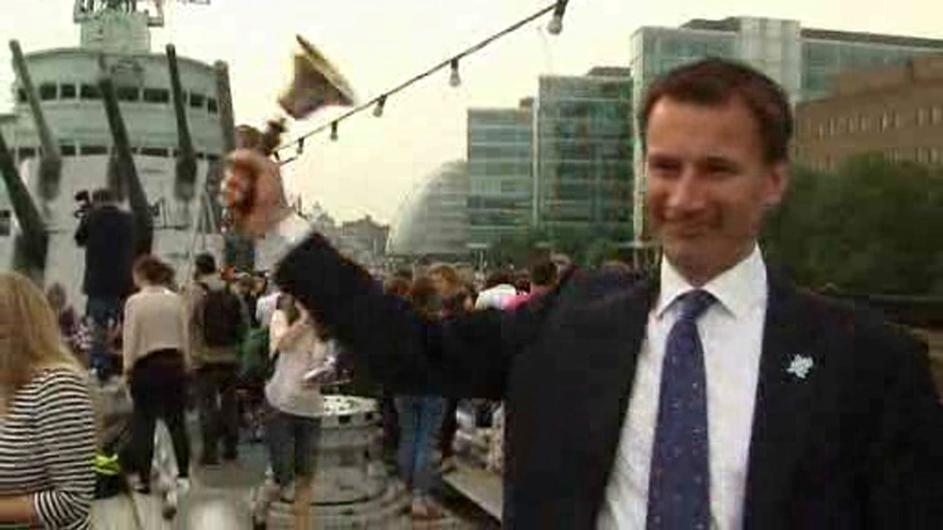 Britanski minister Jeremy Hunt ostal brez zvonca.