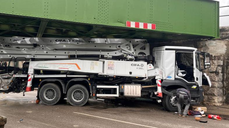 zagozden tovornjak pod nadvozom v Solkanu