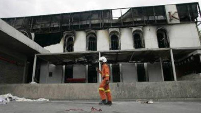 Celotno poslopje je v dobrih desetih minutah zajel ogenj.