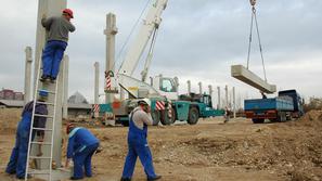 Delavci z začasnimi delovnimi dovoljenji ne vidijo drugega izhoda, kot da še kar