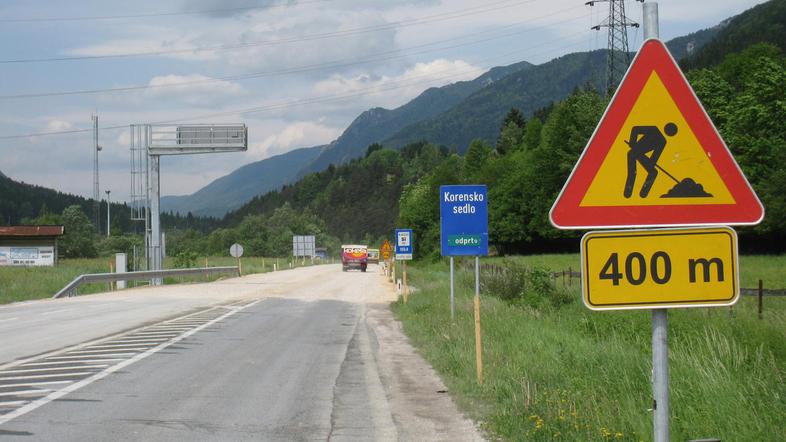 Gradbena dela na dober kilometer dolgem odseku regionalne ceste Kraje–Hrušica in