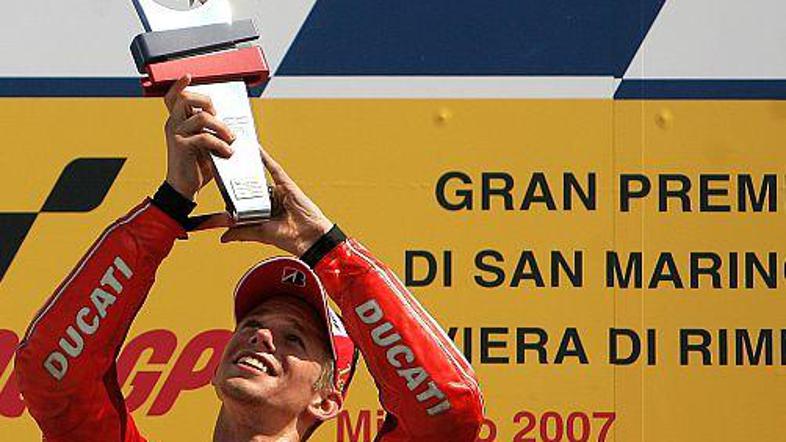 Z zmago je Casey Stoner končal prevlado Valentina Rossija na domačem dirkališču,