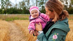 otrok punčka mama igra