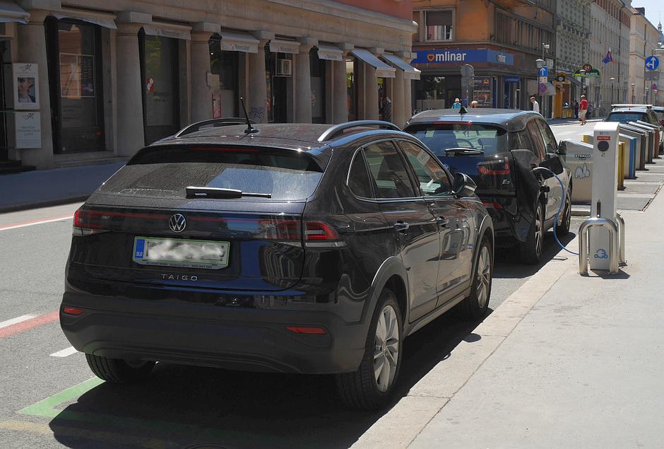 Parkiranje na električnih polnilnicah | Avtor: Matija_Janežič