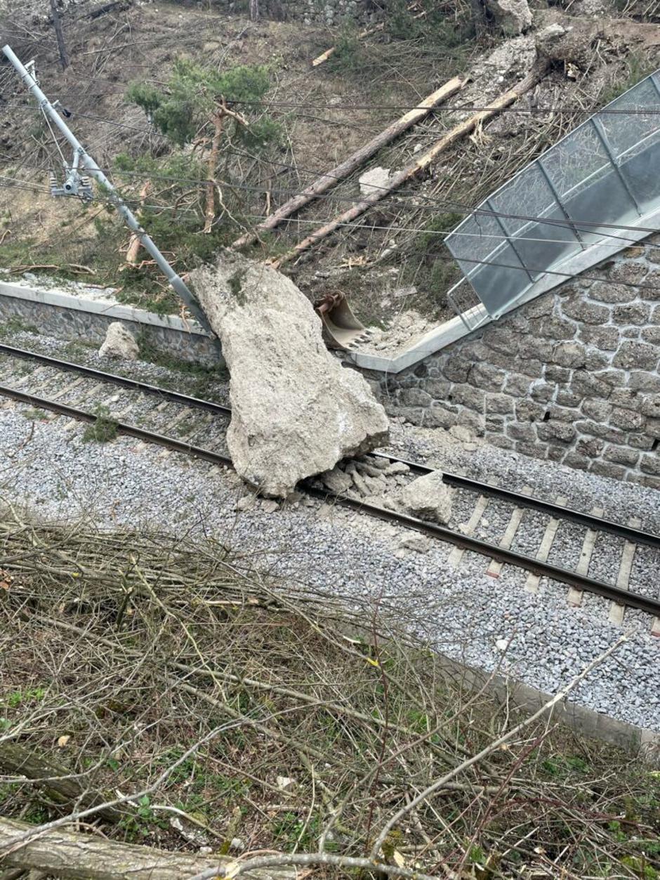 Skalni podor, skala, tiri, gorenjska železniška proga | Avtor: SŽ