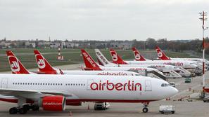 Letala so na tleh in tako številni športniki ne morejo na tekmovališča. (Foto: R