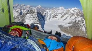 Bivakiranje v severni steni Hagshuja na višini 6320 m. 