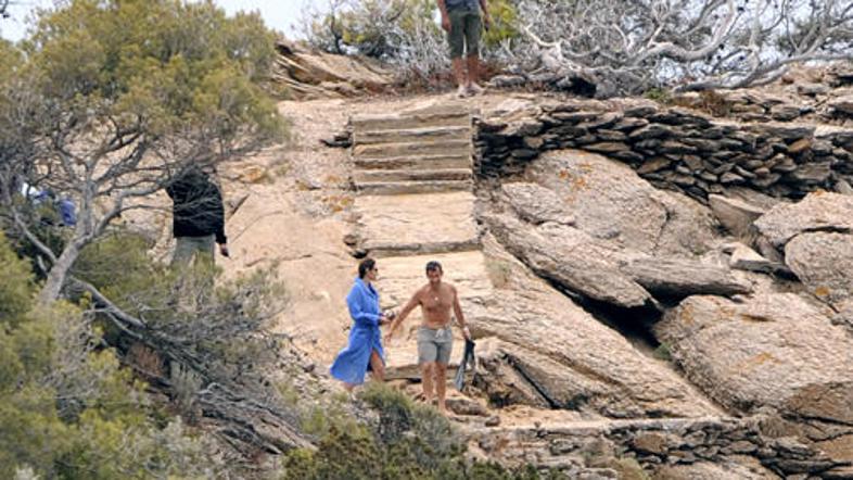 Sarkozy trenutno uživa na počitnicah z ženo Carlo Bruni in otroki.