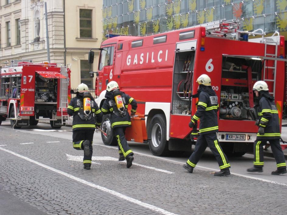 gorenska16.10.08...gasilci..vaja..v.kletnih.prostorih.savinega.trojcka.ob.kranjs