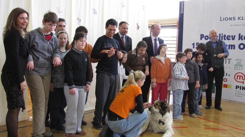 Žanova usoda (drugi z leve) se je dotaknila člana Lions kluba Bled Golf, tako da