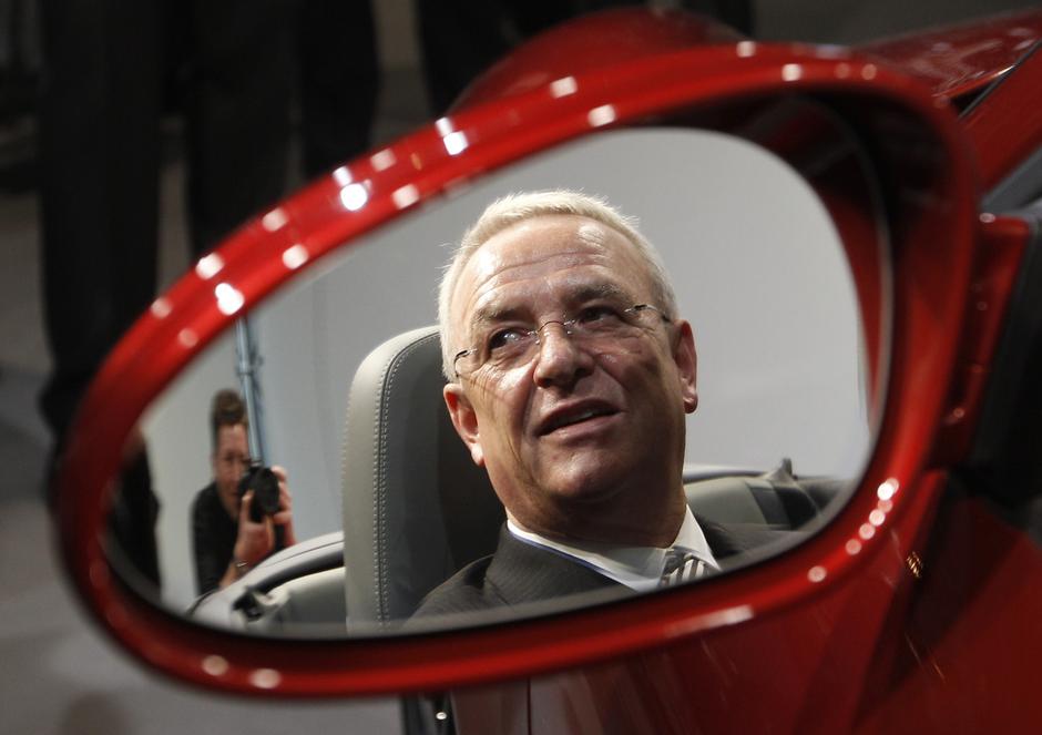 Prvi mož Porscheja Martin Winterkorn se je takole v porscheju 911 carrera sports | Avtor: Žurnal24 main