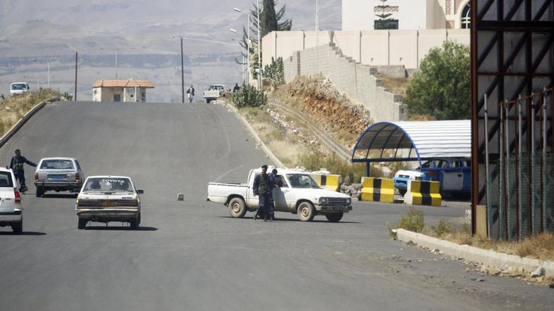 Policisti ustavljajo vsa vozila, ki se pojavijo v bližini britanske ambasade. (F