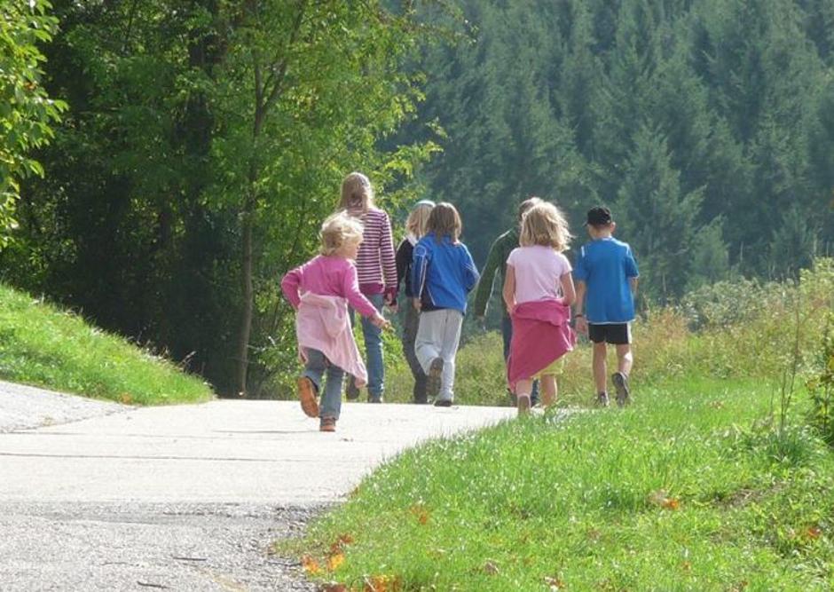 Otroci zbirajo plastenke | Avtor: Društvo Tandem