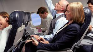 letalo, telefon, prenosni računalnik