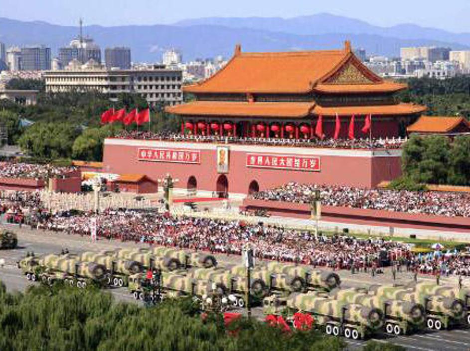 Na Trgu nebeškega miru v Pekingu se je zbralo okoli 200 tisoč ljudi.