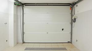 Garaža - fotografija je simbolična