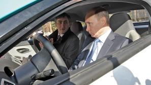 Ruski premier Vladimir Putin se je v Moskvi popeljal v novem ruskem yo-mobile hi