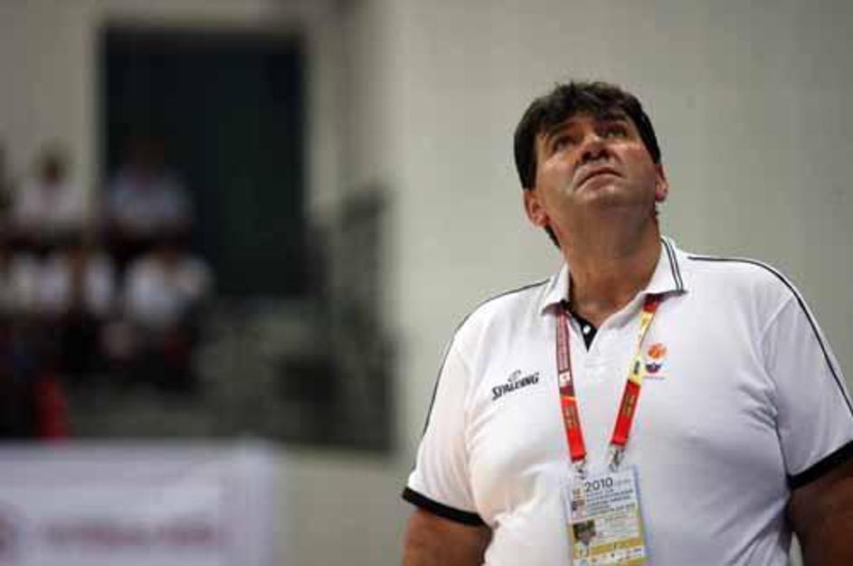 Memi Bečirović očita svoji ekipi premehek začetek tekme. (Foto: KZS/Anže Blažič)