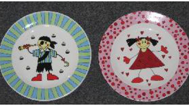 Iz prodaje so umaknili krožnik z motivom gusarja (zeleno-moder) in deklice (rdeč