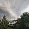 nevihtni oblaki nad hišami