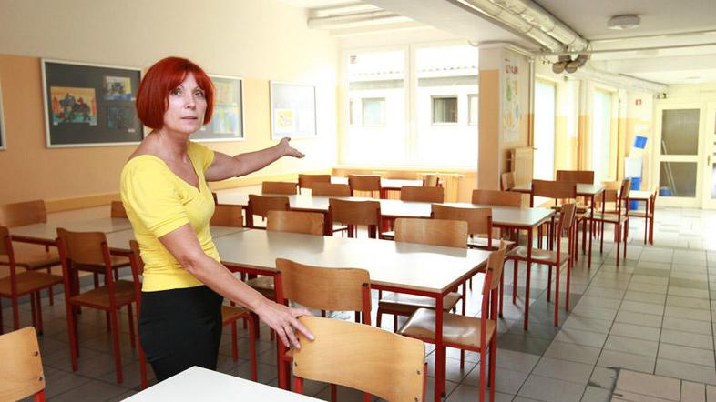Pomočnica ravnateljice nam je pokazala improvizirano jedilnico, ki čaka, da že t