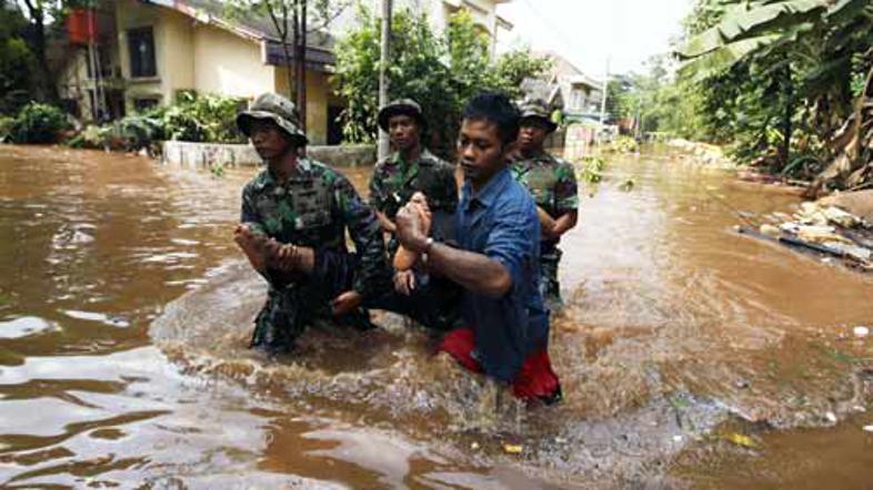 Reševalci se še niso prebili do vseh, ki potrebujejo pomoč.