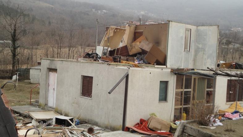 V Šempasu je burja odnesla celotno nadstropje montažne stanovanjske hiše