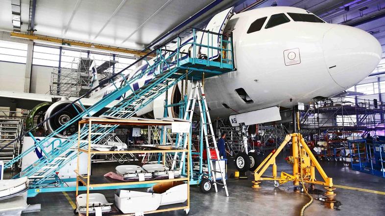 Slovenija 14.11.2013  hangar podjetja Adria Airways Tehnika kjer obnavljajo leta