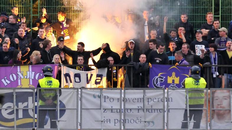 Viole navijači navijaci tribuna Maribor bakla bakle