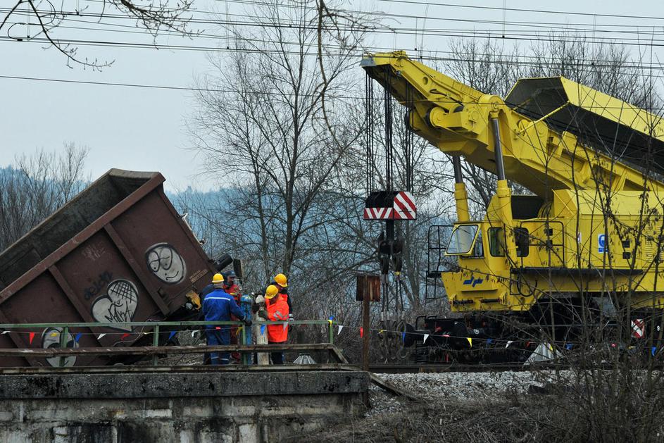 Pri dvigu vagona in lokomotive so si v SŽ pomagali s tirnim dvigalom, ki se je v