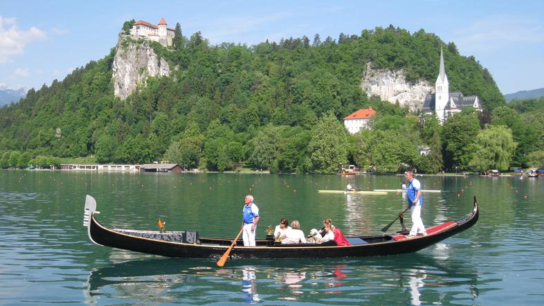 Pletnjam so konec tedna delale družbo beneške gondole in caroline iz občine Mira