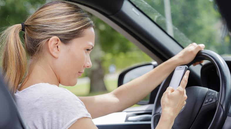 mlada voznica, mladi voznik, vožnja, uporaba mobilnika med vožnjo