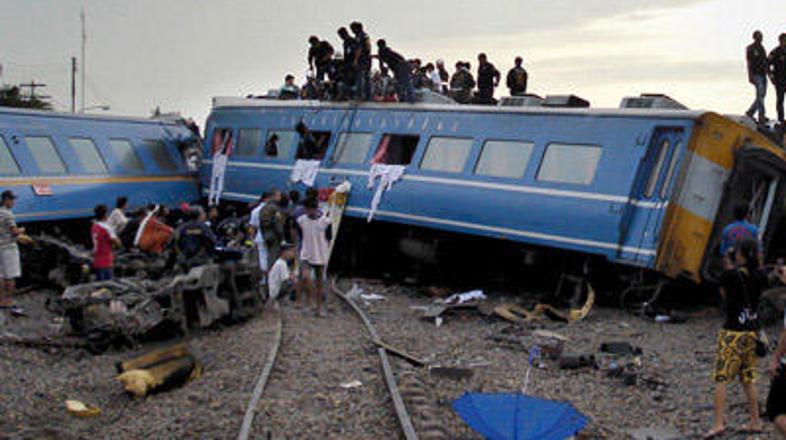 V iztirjenju vlaka je umrlo najmanj deset ljudi.