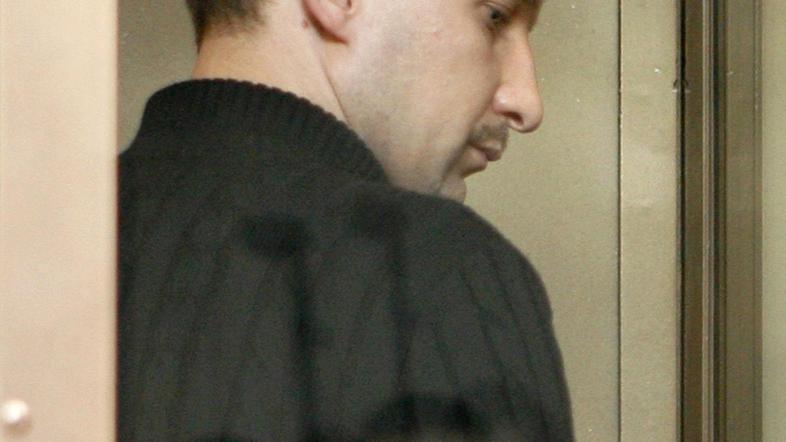 Obramba je zatrjevala, da policist ni bil pri sebi, psihiatri pa so po opazovanj