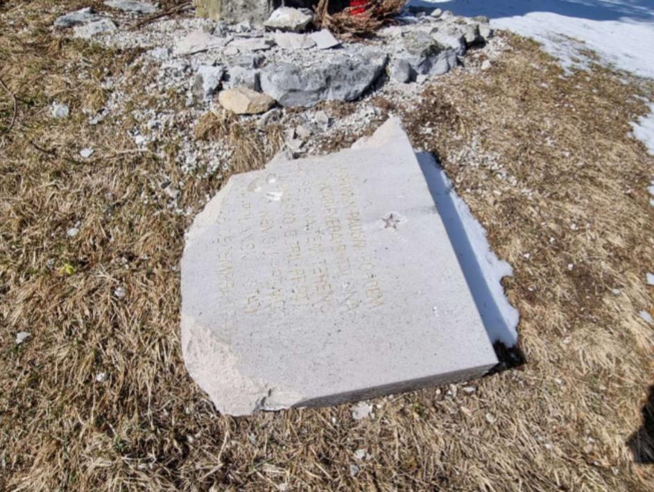 Pasja raven spomenik