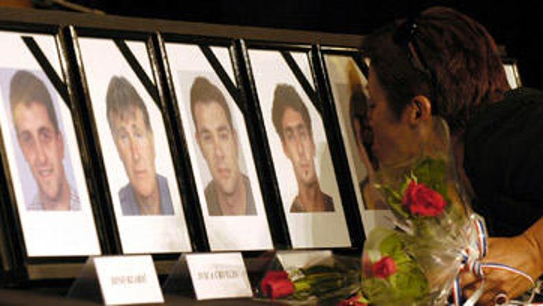 Svojci umrlih gasilcev zahtevajo odgovornost poveljnika gasilcev.