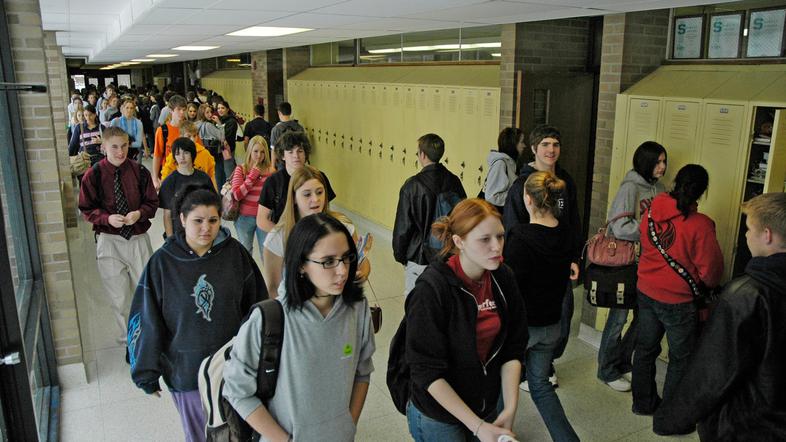 dijaki na šolskem hodniku med odmorom