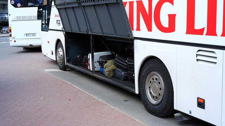 avtobus z odprtim prostorom za prtljago