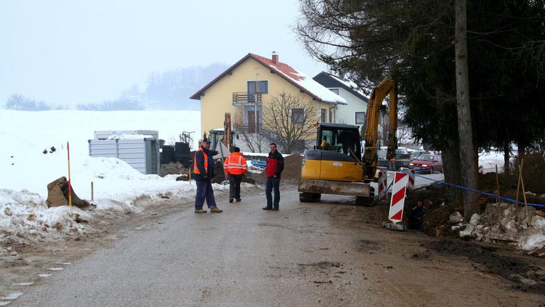 Pri izboljševanju infrastrukture naselij je pomembno tudi opremljanje z javnimi 