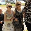 Igralka Michelle Williams (desno) in Kate, sestra Heatha Ledgerja, sta prispeli 