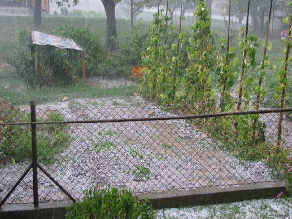 Tudi v Velikih Laščah je padala toča, ki pa tako kot drugod na širšem območju Žu