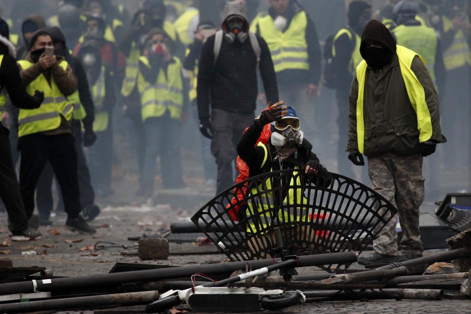 Protesti v Parizu proti dvigu cen goriva