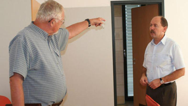 Tomaž Jereb (levo) in Štefan Velečič (desno) na ogledu prazne bivalne enote.