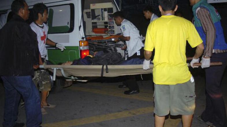 Reševalci so ranjene prepeljali v bolnišnico.