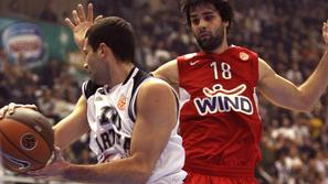 sport 01.02.10. Milos Teodosic (R) of Olympiacos and Aleksandar Rasic (L) of Par