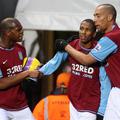Marlon Harewood (levo) in John Carew (desno) čestitata strelcu izenačujočega zad
