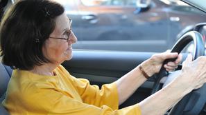 babica starejša voznica