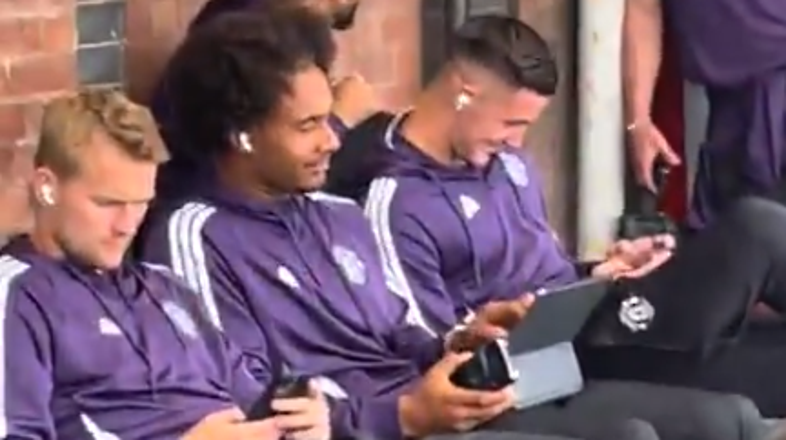 Benjamin Šeško s soigralci čaka na vlak